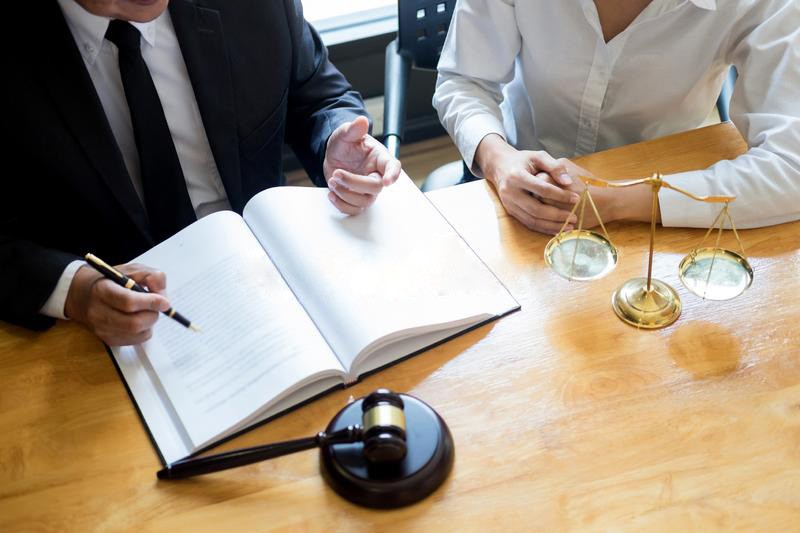 企业工作关于与保险的法律立法决定的咨询与惊堂木和平衡的律师法官婚姻-142908074