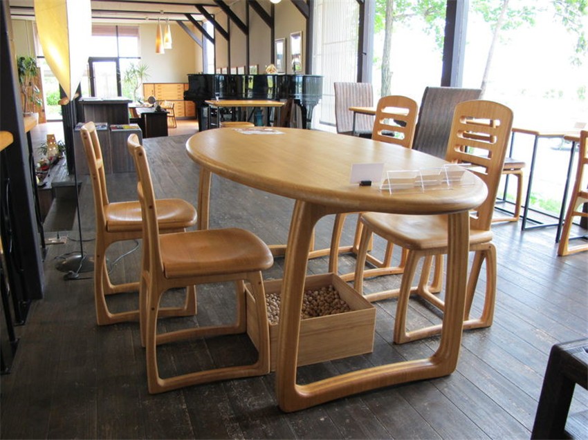 桐树餐桌椅