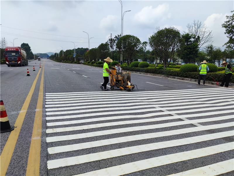 道路地面划线-桂林信息工程职业学院路口