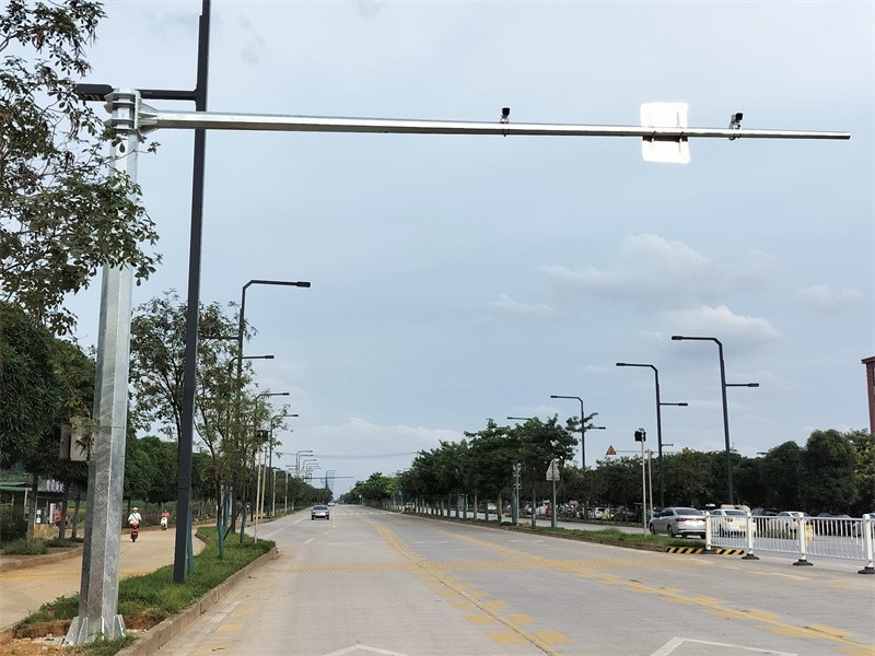 交通信号灯安装 道路指示灯施工