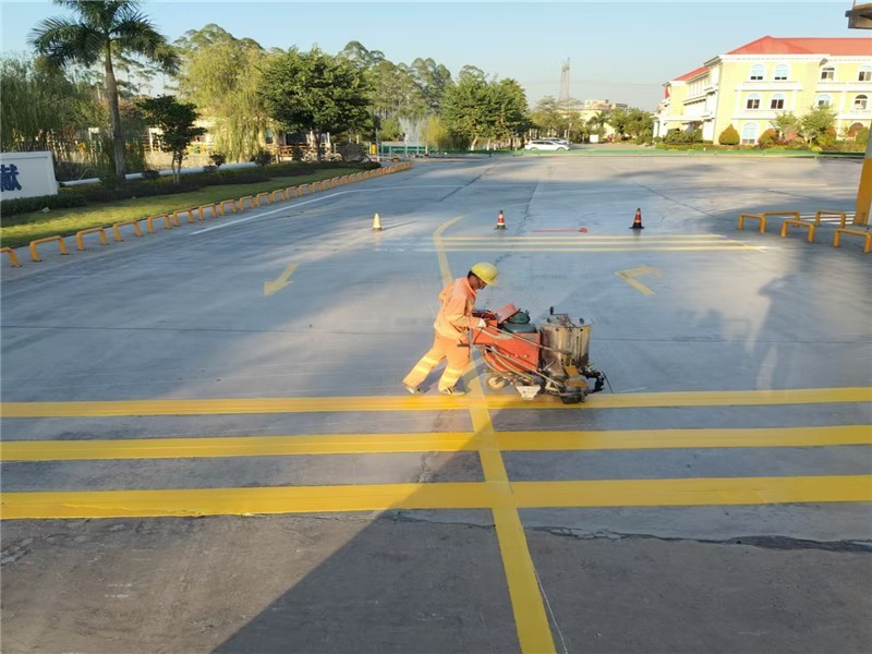 玉林興業(yè)縣水泥廠區(qū)道路劃線