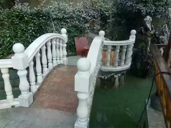 庭院白栏杆安装效果