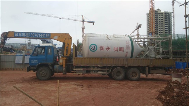 砂浆罐运输到工地