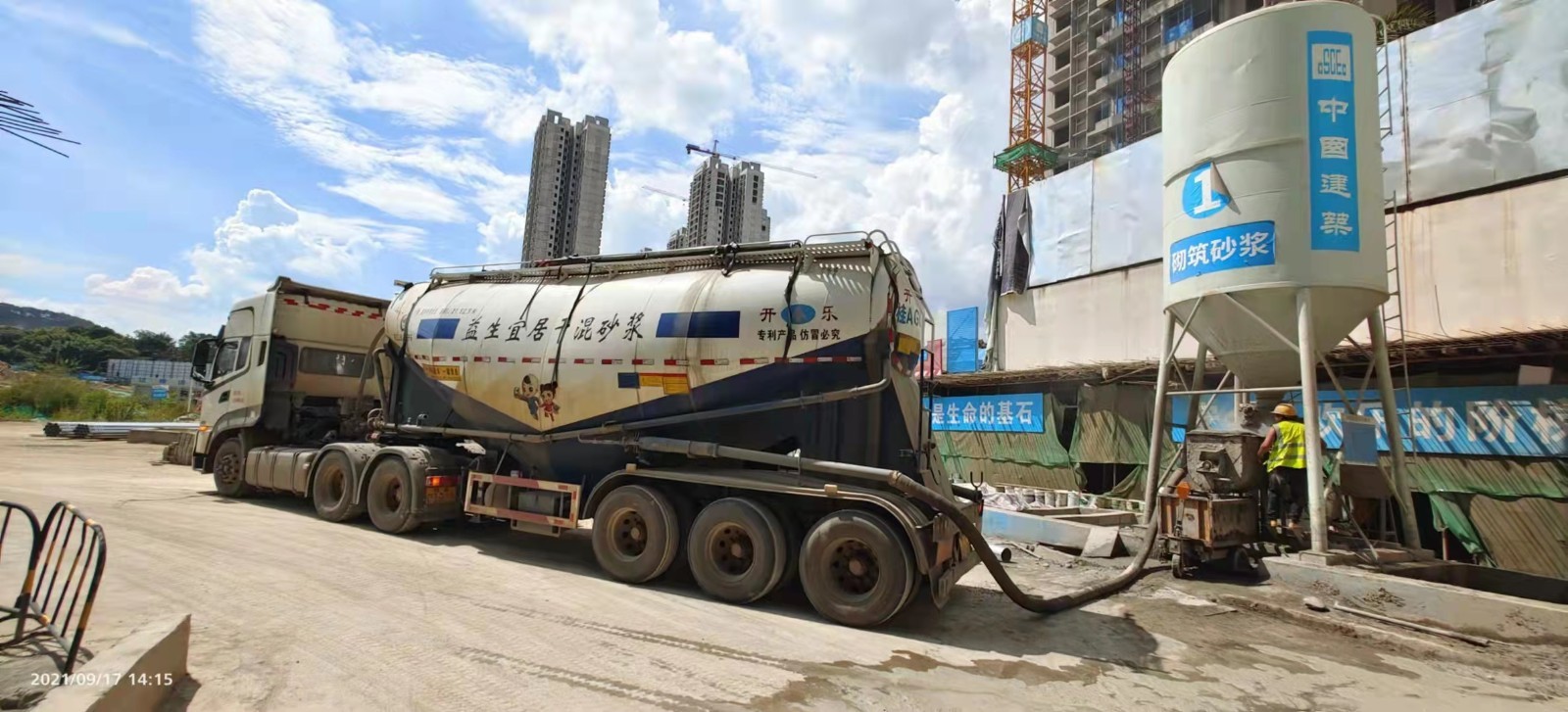 砂浆车打料现场