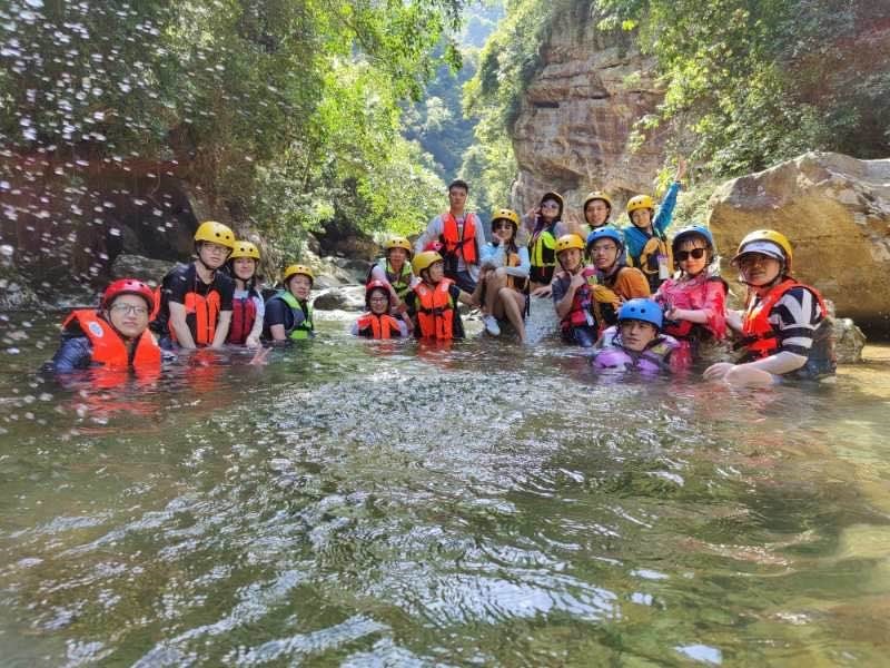  广东建筑艺术设计院员工南宁上林大明山朔溪活动