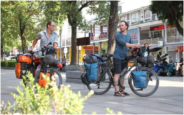 2名小伙骑行1万公里，从德国到广西农村，只为感受新中国巨变