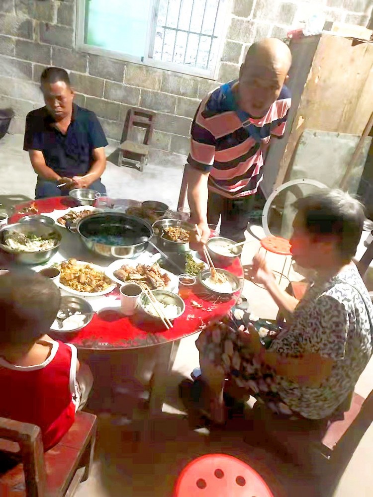 中秋节与家人一起吃团聚饭