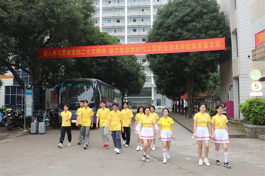 22级12人走