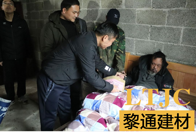 黎塘镇镇长吴承健亲自到场慰问贫困户