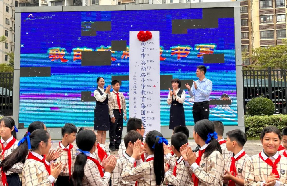 思有为书画教育优秀学员给自己学校写校牌现场照片