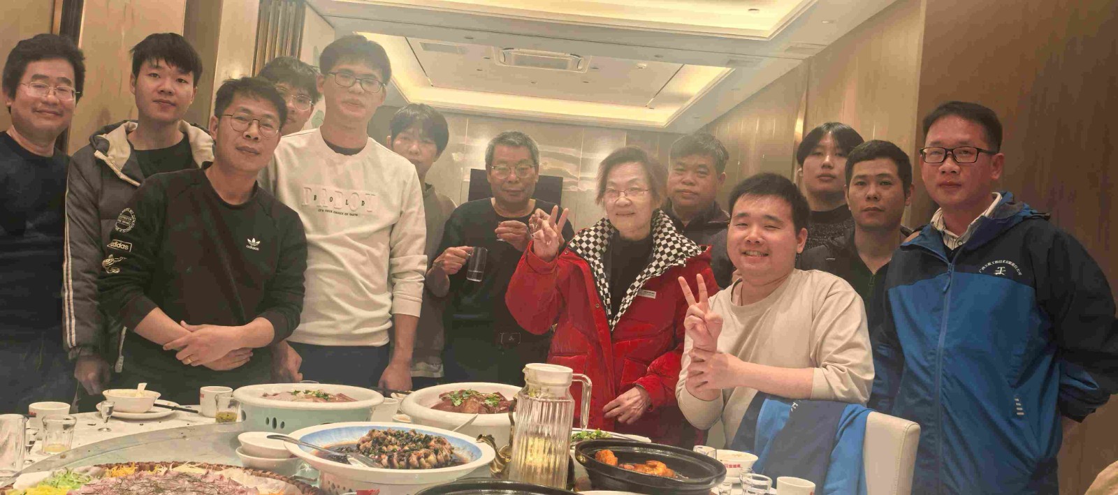 （2026年）天蓝公司员工＂年夜饭）合影