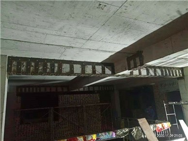 百色梁配筋不足粘钢加固顺利完工