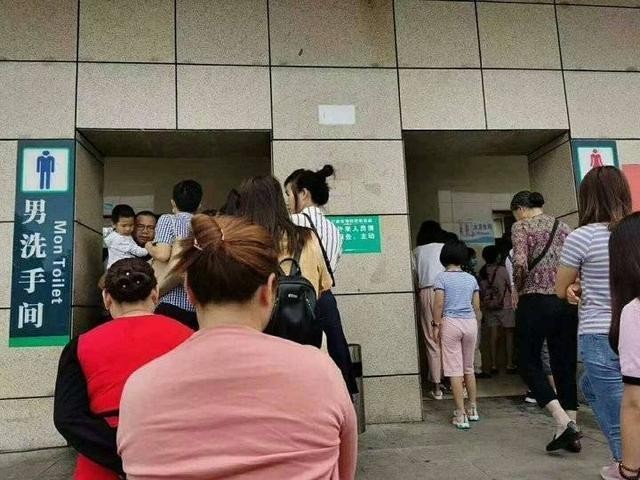 多地高速服务区上演"男女同厕"景象